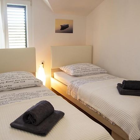 Kaprije Apartmani Tina I Ena Exterior foto