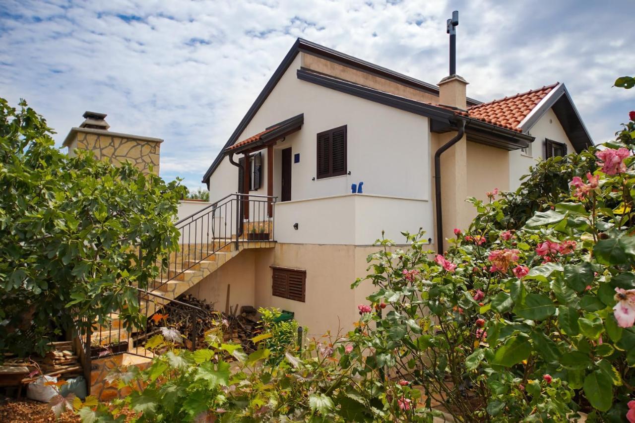Kaprije Apartmani Tina I Ena Exterior foto