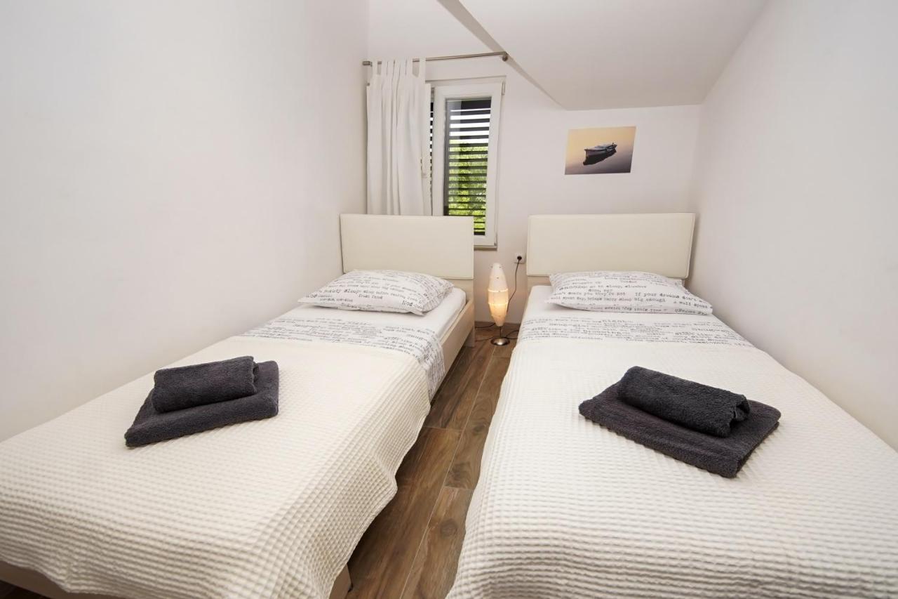 Kaprije Apartmani Tina I Ena Exterior foto