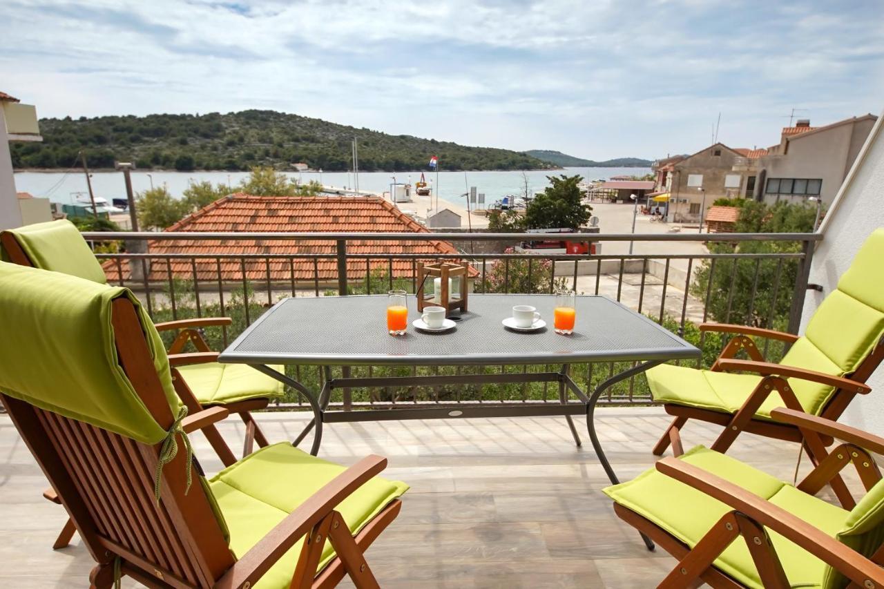 Kaprije Apartmani Tina I Ena Exterior foto