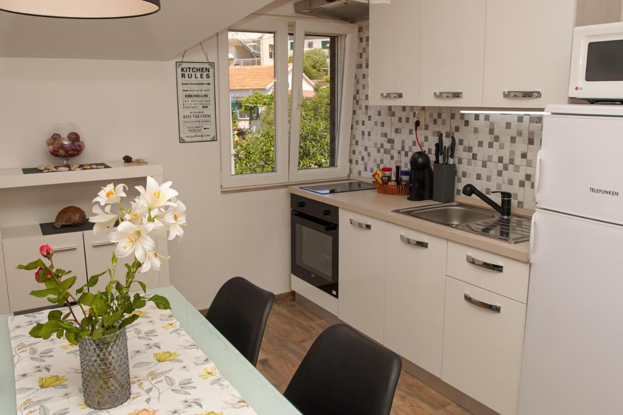 Kaprije Apartmani Tina I Ena Exterior foto