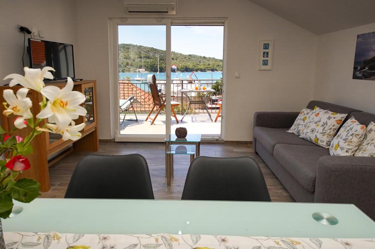 Kaprije Apartmani Tina I Ena Exterior foto