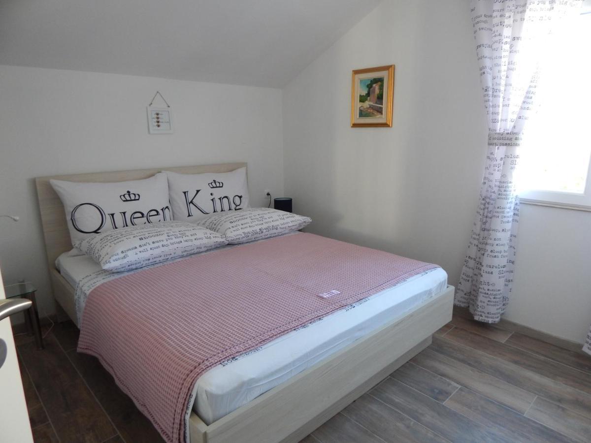 Kaprije Apartmani Tina I Ena Exterior foto
