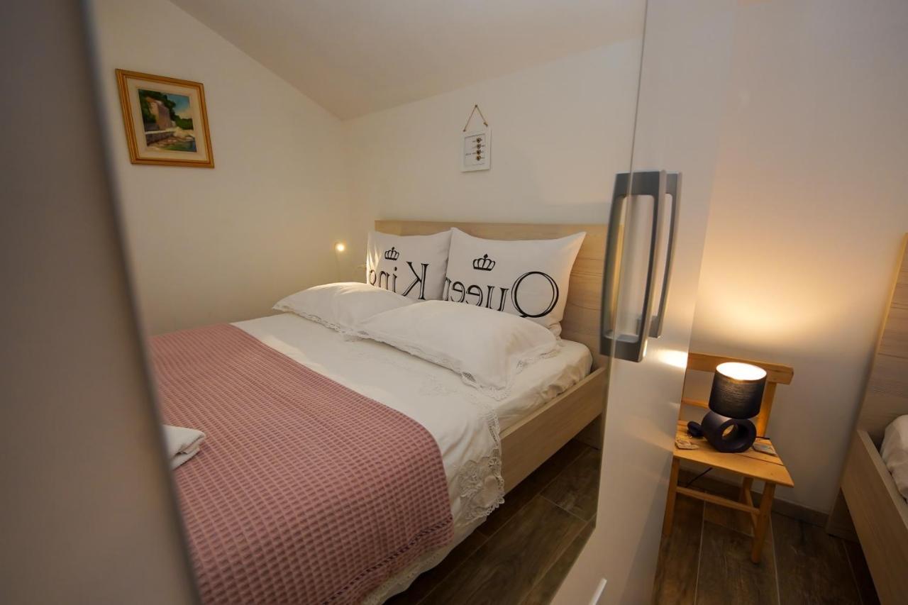 Kaprije Apartmani Tina I Ena Exterior foto