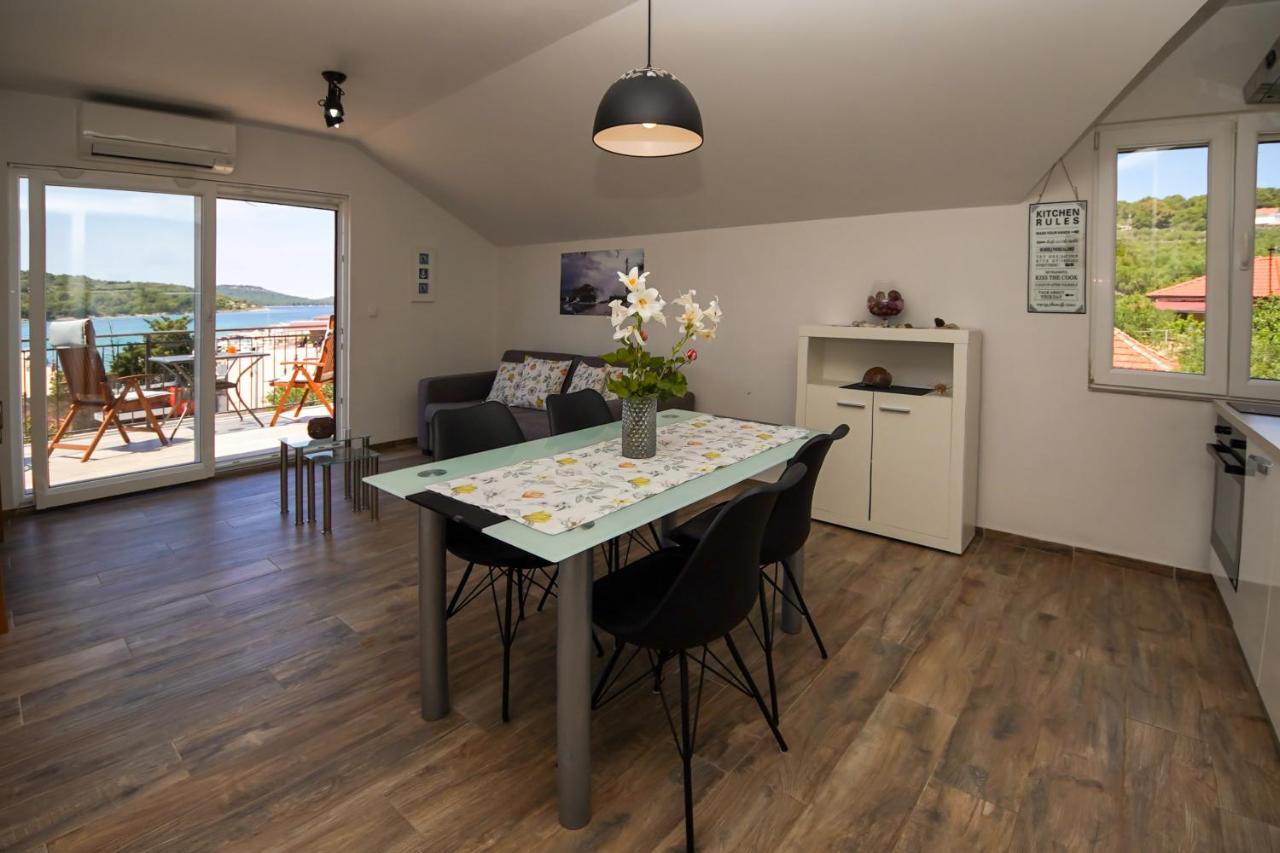 Kaprije Apartmani Tina I Ena Exterior foto