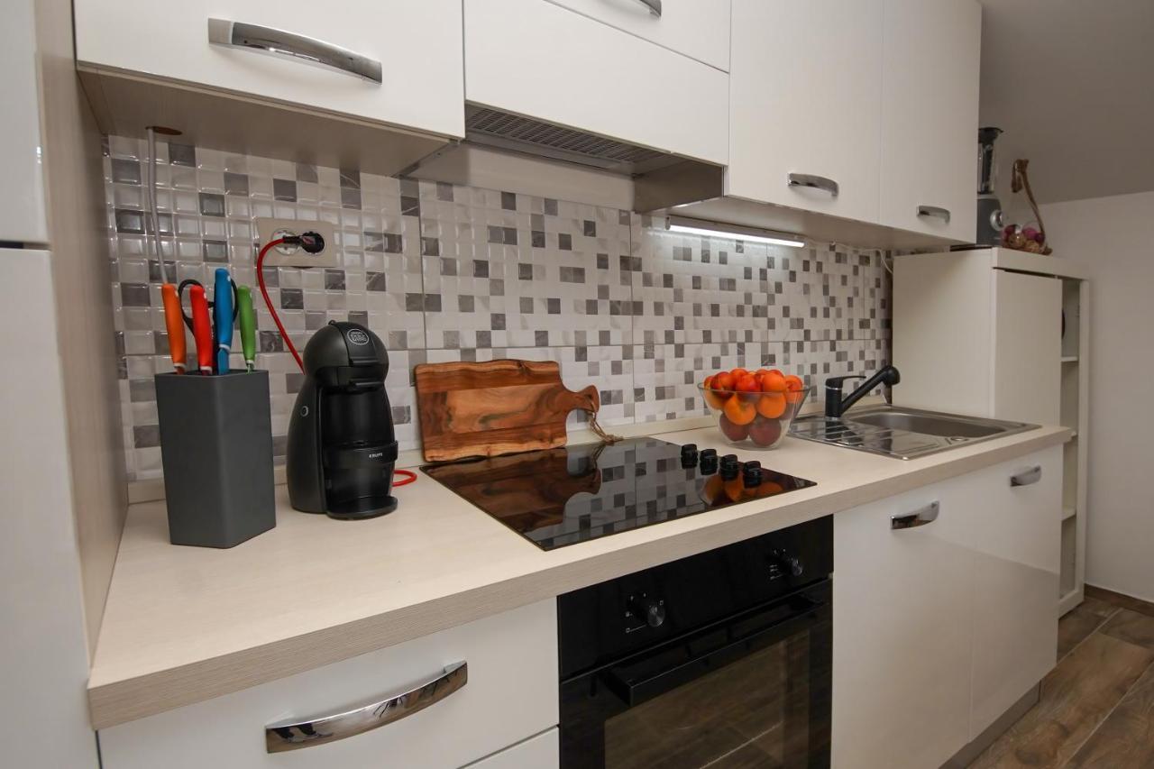 Kaprije Apartmani Tina I Ena Exterior foto