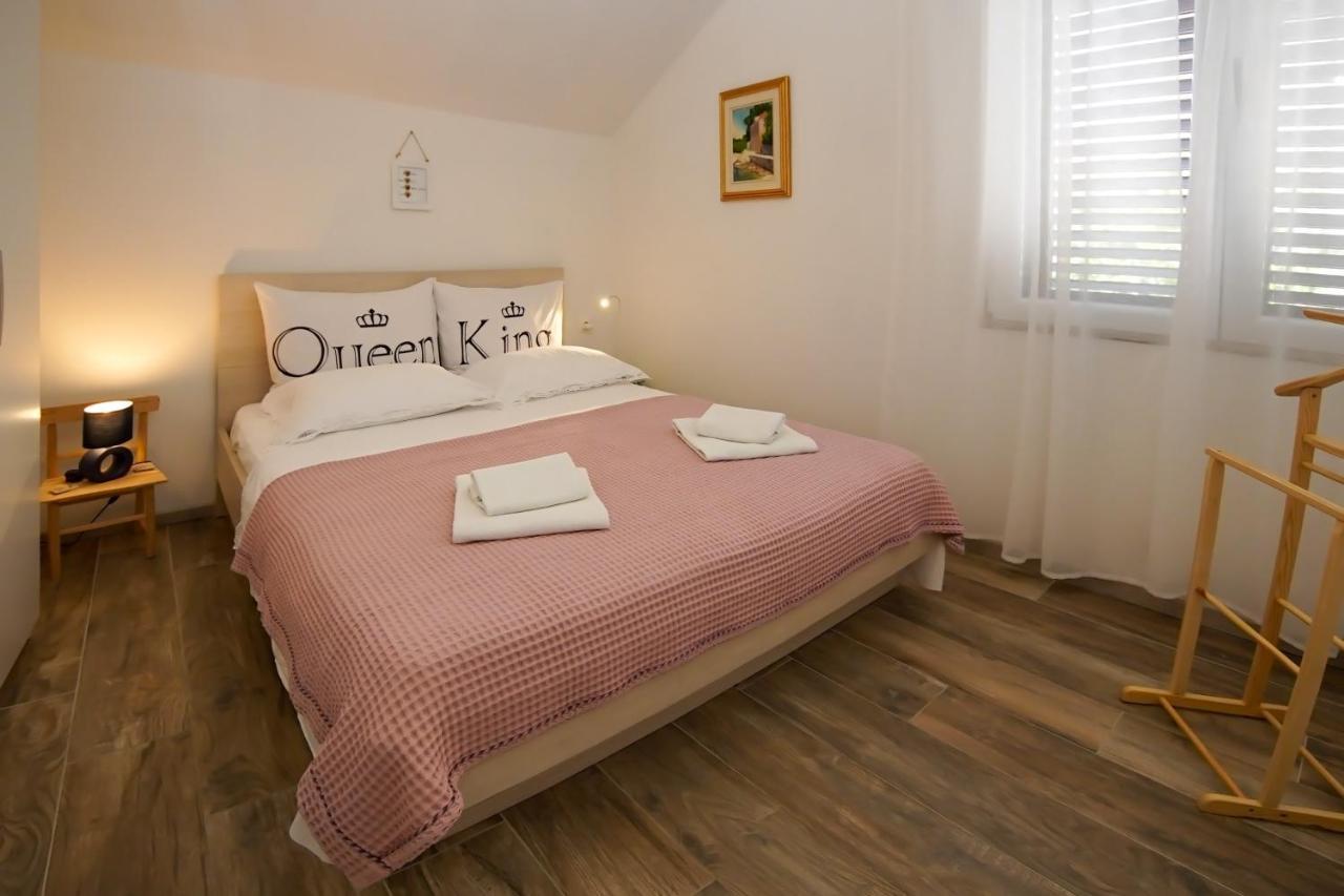 Kaprije Apartmani Tina I Ena Exterior foto