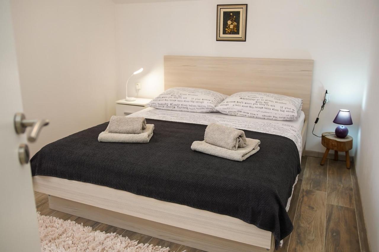 Kaprije Apartmani Tina I Ena Exterior foto