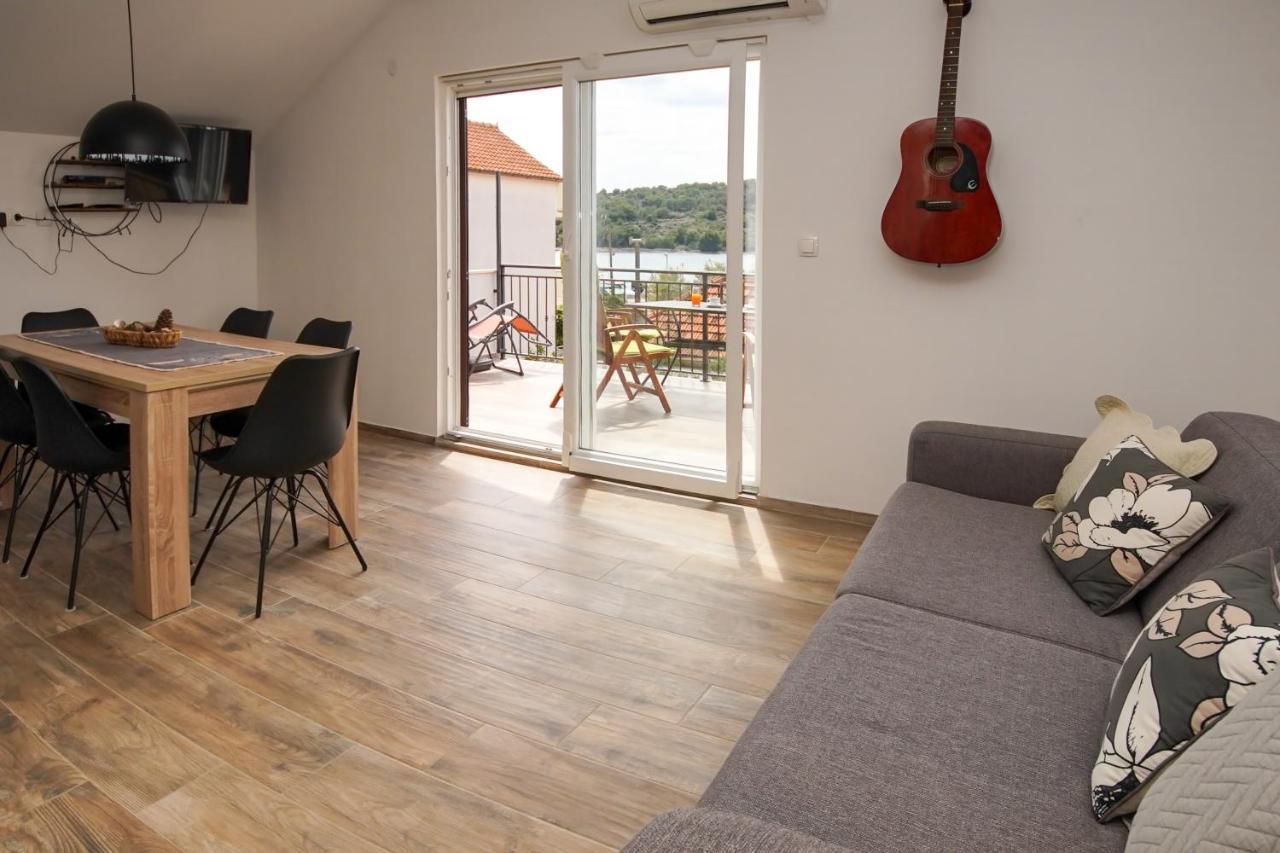 Kaprije Apartmani Tina I Ena Exterior foto